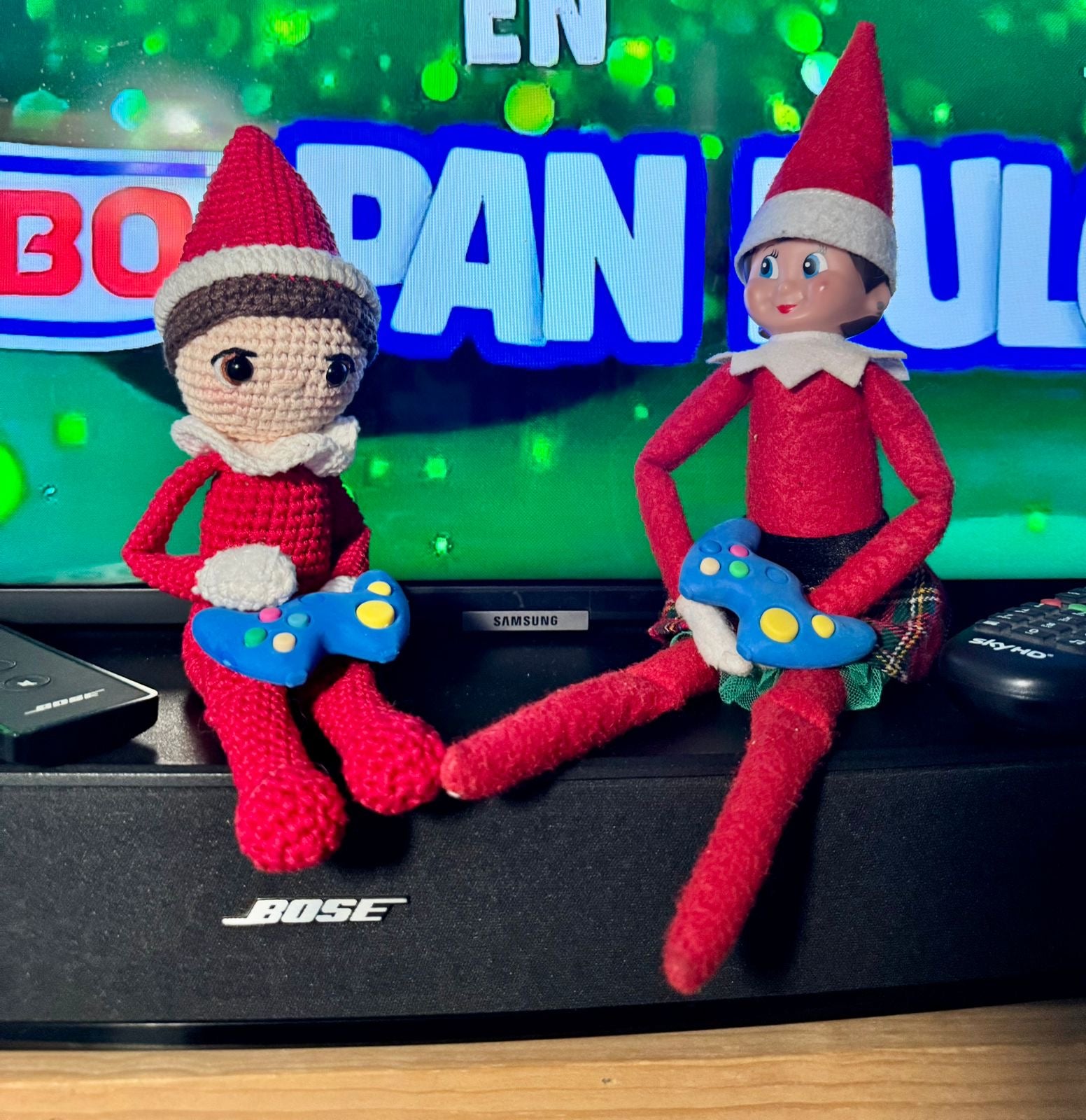 UNA TRAVESURA PARA DOS V2 The Elf Hut Paquete Trouble Bundle 24 Travesuras + 2 mini gorrito