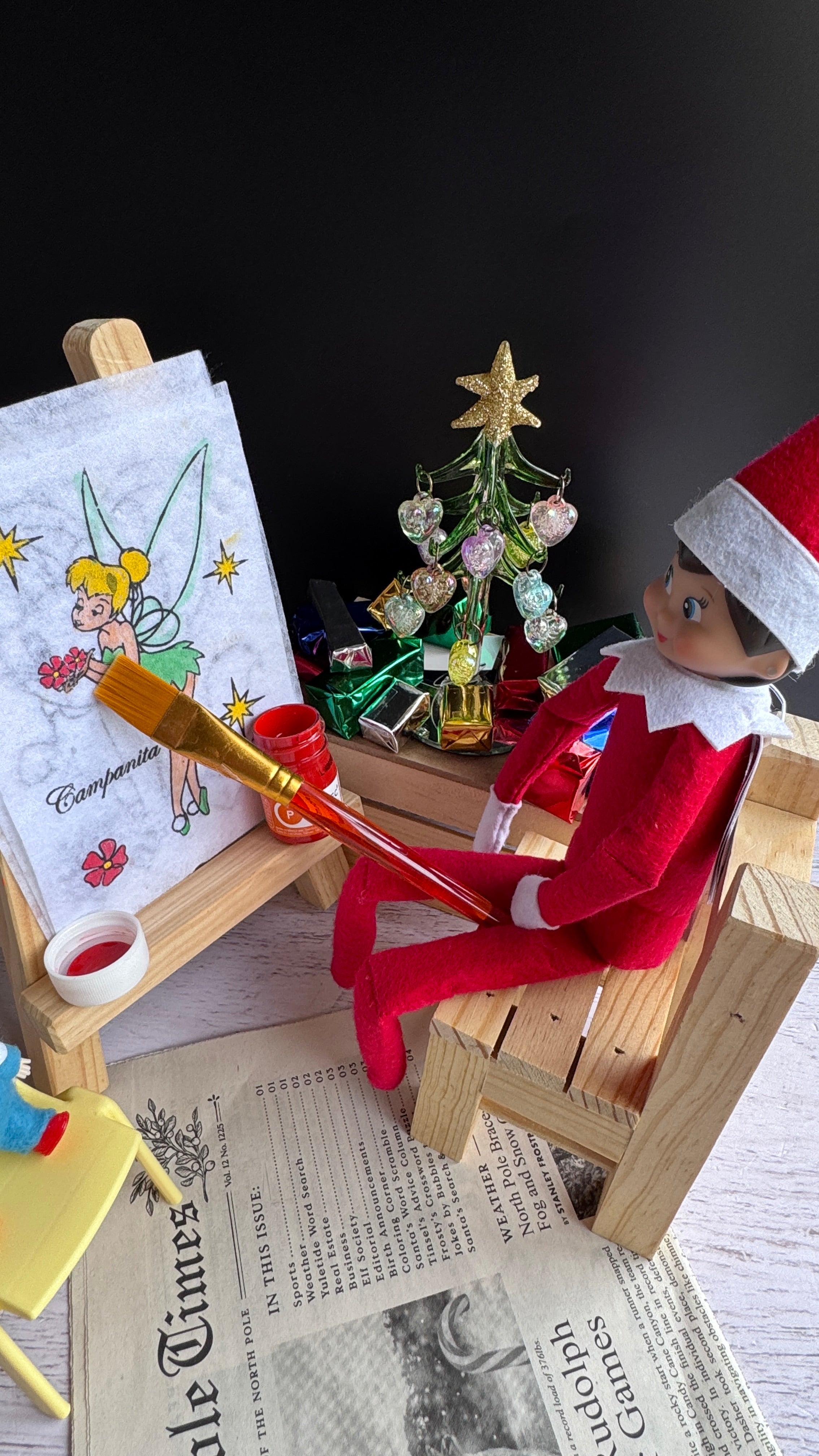 The Elf Hut Travesura Elf-Ross incluye periódico