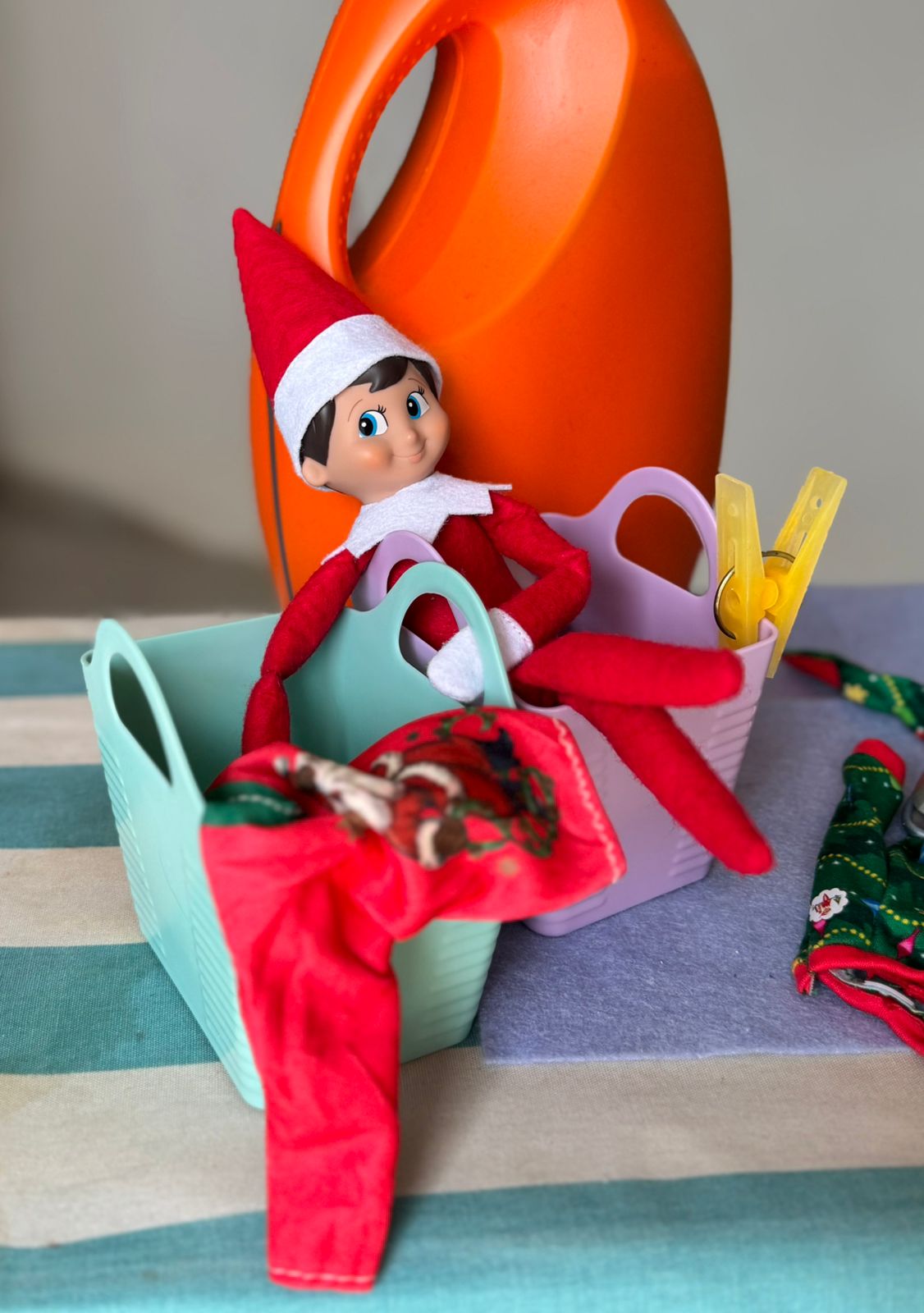 UNA TRAVESURA PARA DOS V2 The Elf Hut Paquete Trouble Bundle 24 Travesuras + 2 mini gorrito