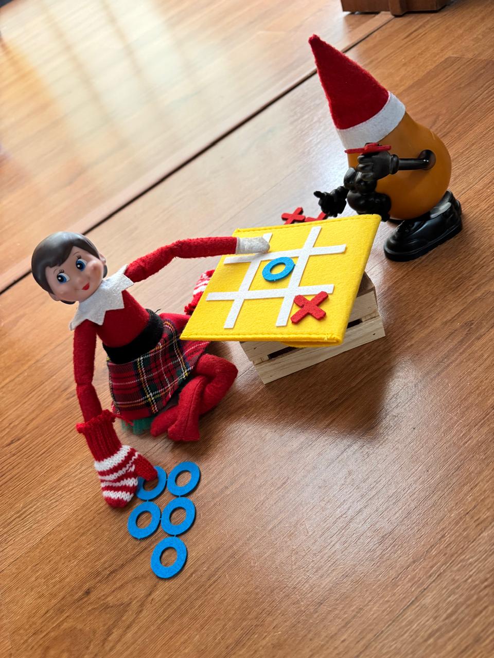 The Elf Hut Travesura Jugando Gato