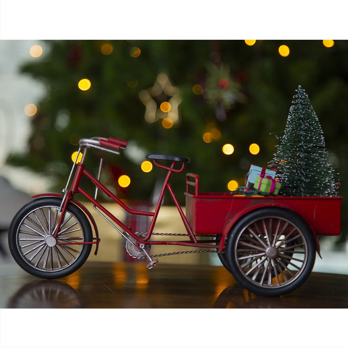 The Elf Hut Triciclo Rojo Canasta Pino