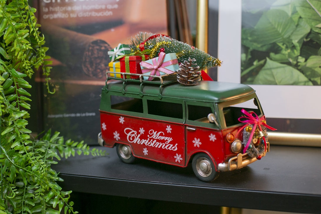 The Elf Hut Combi Verde y Roja con Pino