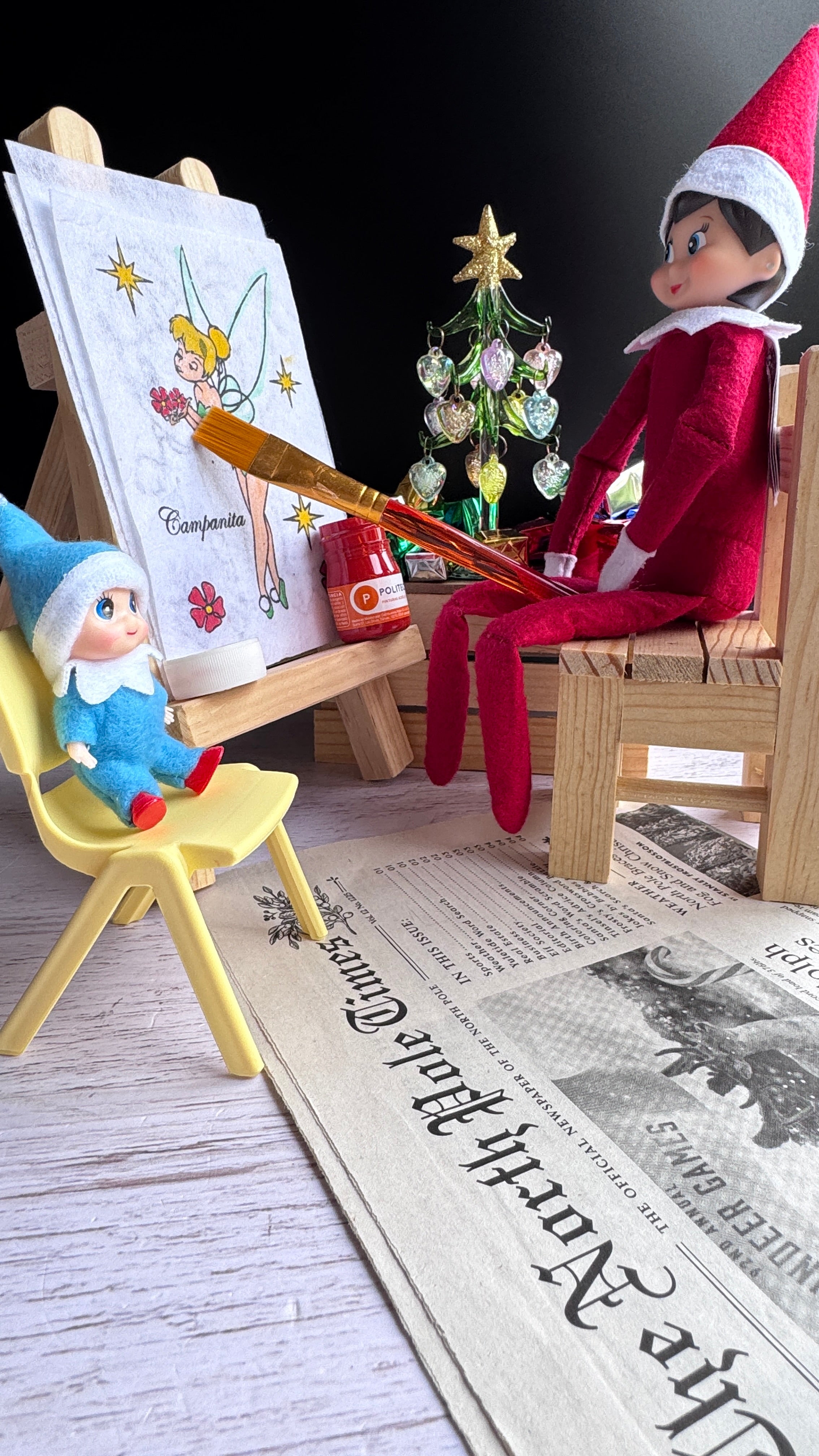 The Elf Hut Travesura Elf-Ross incluye periódico