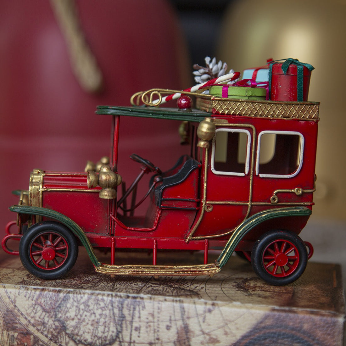 The Elf Hut Carro Antiguo Rojo y Verde con Regalos