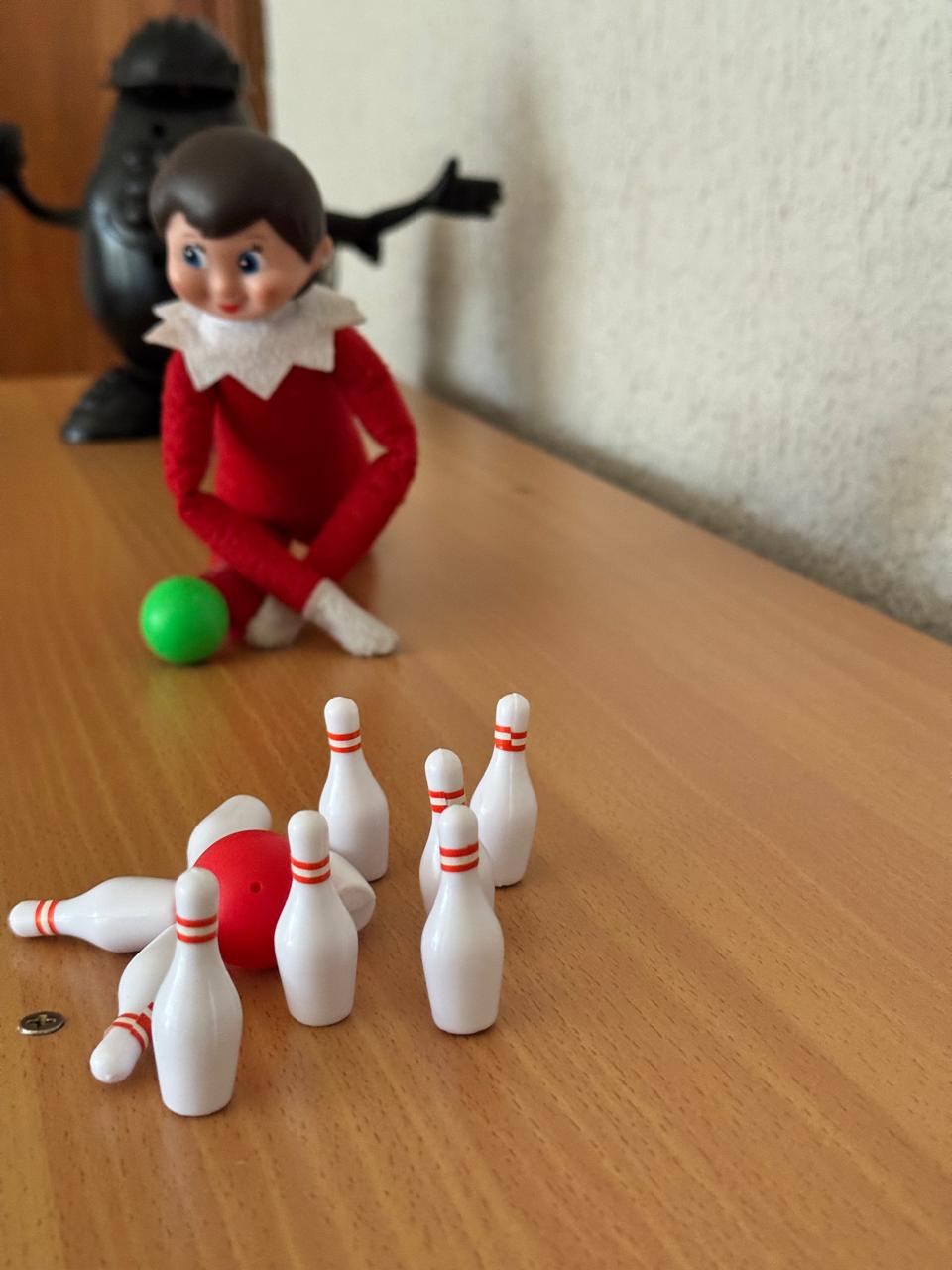 The Elf Hut Travesura Jugando Gato y Boliche