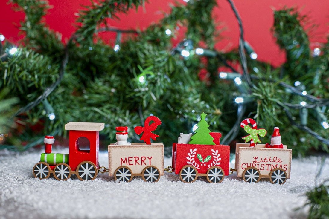 The Elf Hut Tren Rojo y Crema