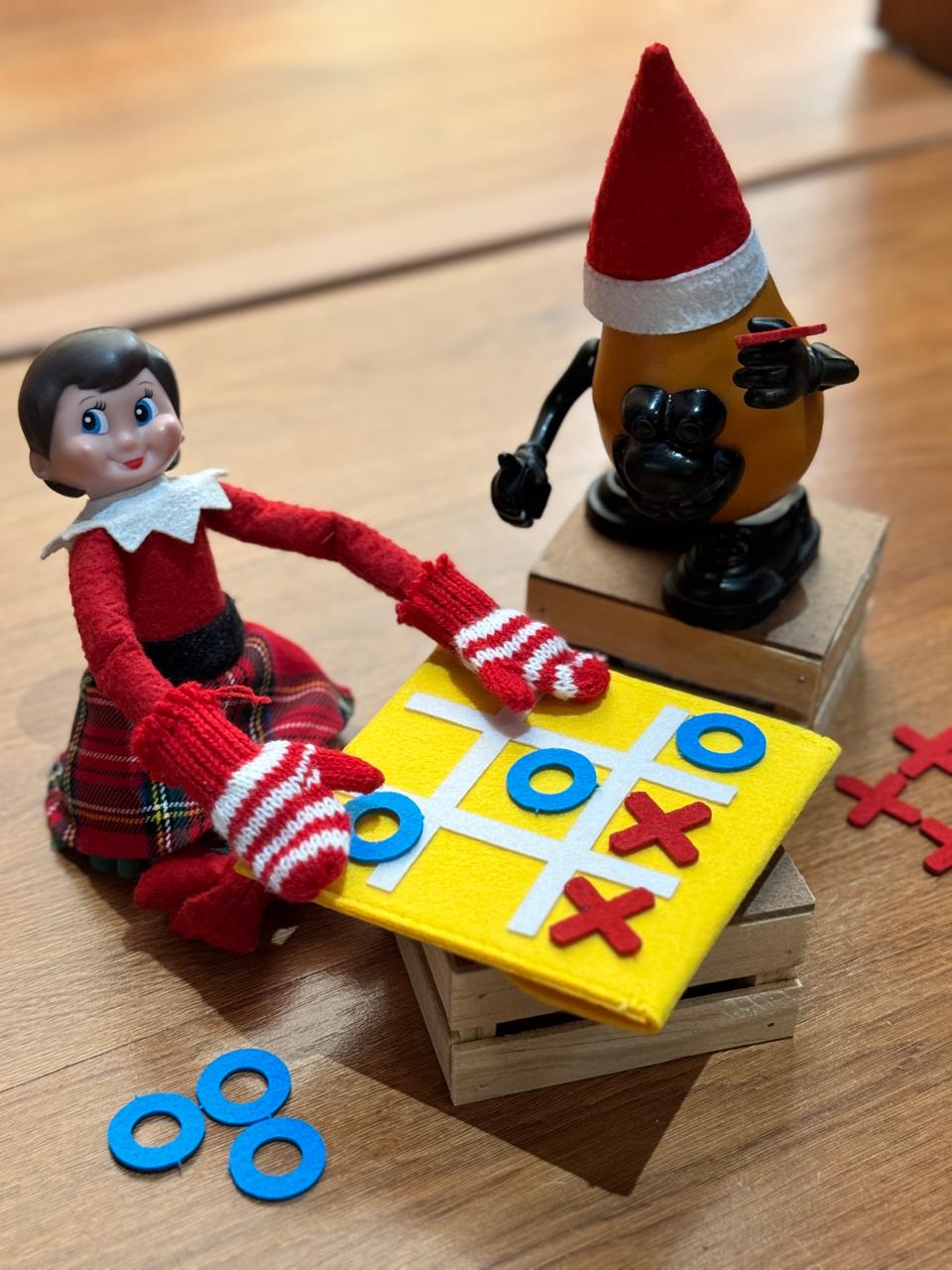 The Elf Hut Travesura Jugando Gato