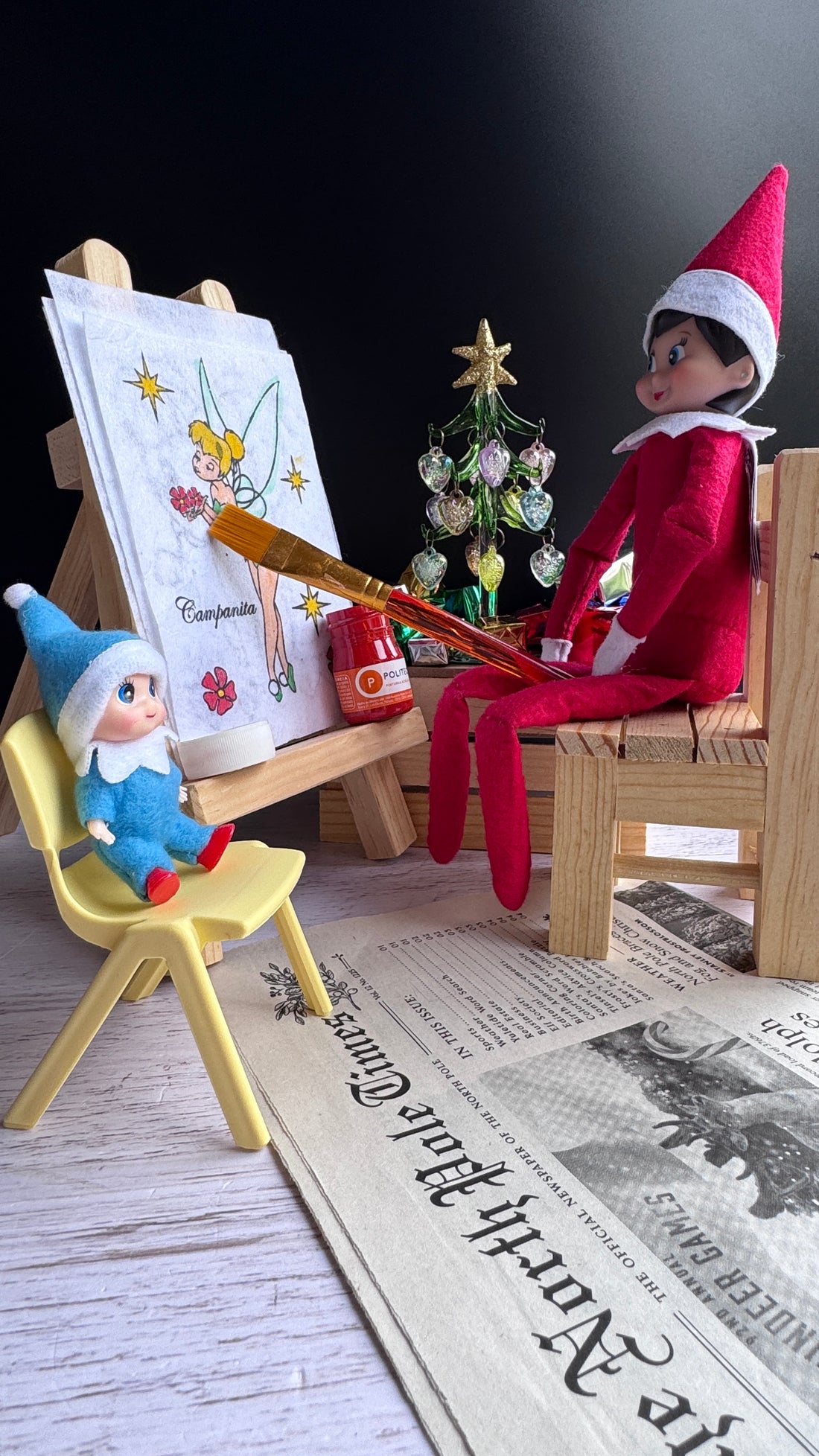 The Elf Hut Travesura Elf-Ross incluye periódico