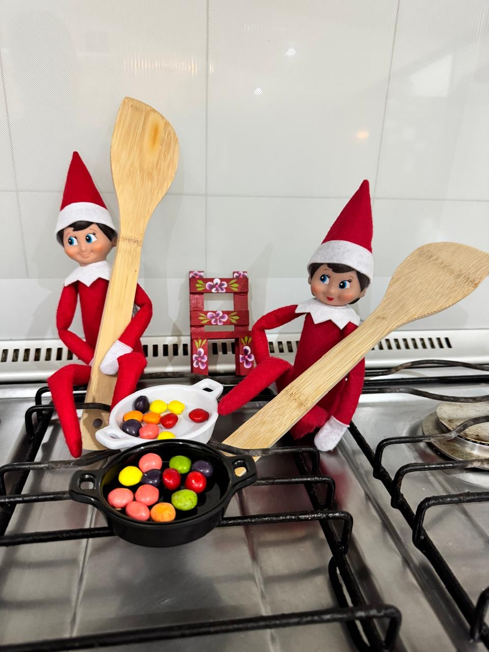 UNA TRAVESURA PARA DOS V2 The Elf Hut Paquete Trouble Bundle 24 Travesuras + 2 mini gorrito