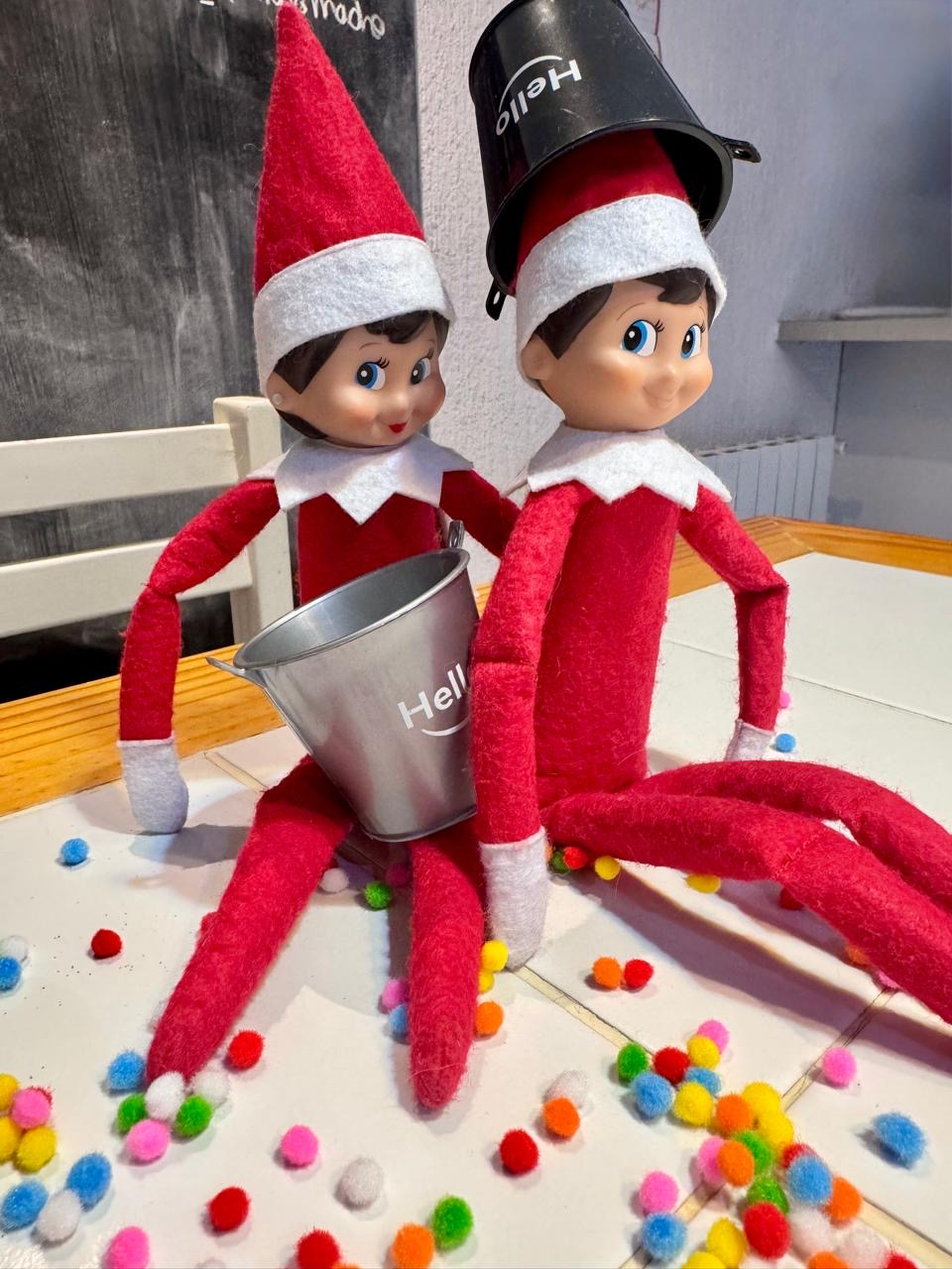 ESPECIAL 32 LO NUEVO The Elf Hut Paquete Trouble Bundle + 1 mini gorrito