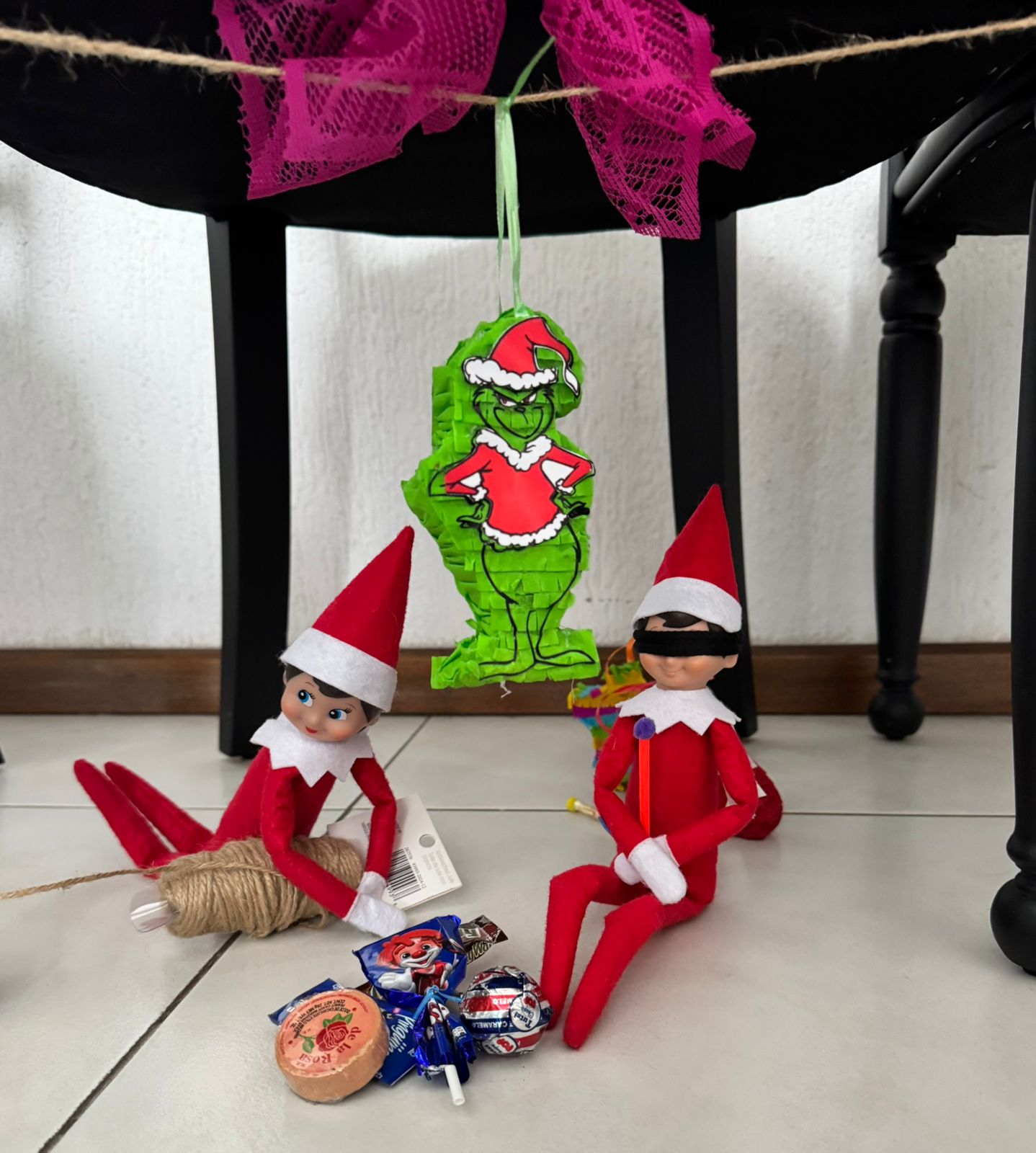 UNA TRAVESURA PARA DOS V2 The Elf Hut Paquete Trouble Bundle 24 Travesuras + 2 mini gorrito